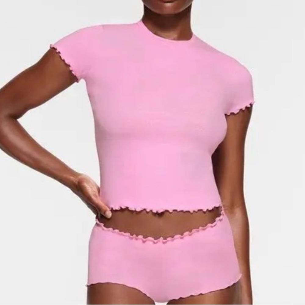 NWT - SKIMS Bubblegum pink pointelle logo t-shirt with lettuce trim